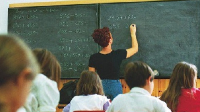 Scuola, docenti neo assunti, stipendi e assenze