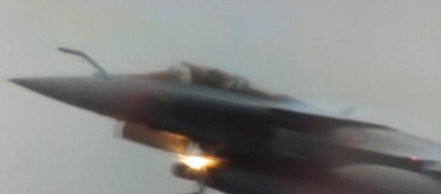 Aereo francese in volo contro lo Stato Islamico Aereo francese in volo contro lo Stato Islamico