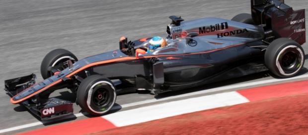 Alonso, durante una carrera con su McLaren-Honda Alonso, durante una carrera con su McLaren-Honda