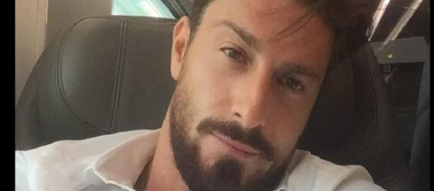 Amedeo Andreozzi incontra una nuova ragazza Amedeo Andreozzi incontra una nuova ragazza