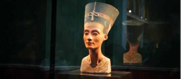 Busto de Nefertiti em exposição no museu do Cairo Busto de Nefertiti em exposição no museu do Cairo