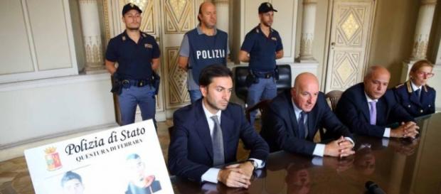 Cei doi retinuti au fost prezentati jurnalistilor Cei doi retinuti au fost prezentati jurnalistilor