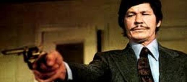 Charles Bronson impartiendo justicia a su estilo. Charles Bronson impartiendo justicia a su estilo.