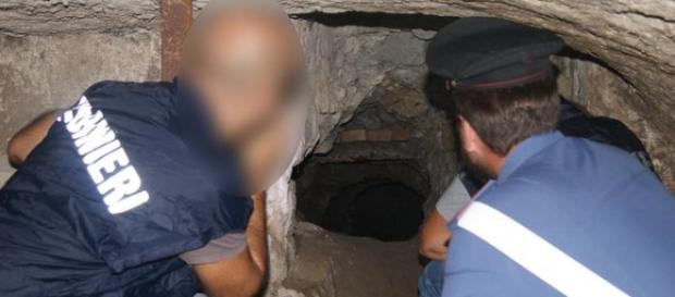Cunicolo a Via Chiaia scavato dalla Banda del Buco Cunicolo a Via Chiaia scavato dalla Banda del Buco