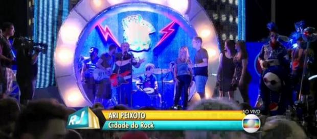 Globo coloca repórter para cantar ao vivo Globo coloca repórter para cantar ao vivo
