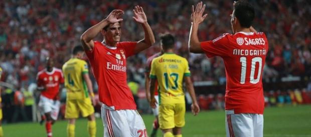 Guedes festeja com Gaitán o 2.º golo da partida. Guedes festeja com Gaitán o 2.º golo da partida.