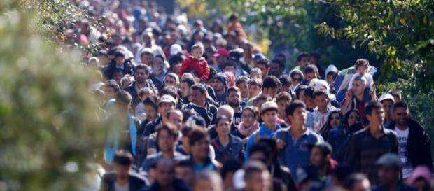 Imigranci w drodze do Europy - Twitter / @RT_com Imigranci w drodze do Europy - Twitter / @RT_com