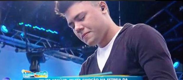 Irmão de Cristiano Araújo canta no programa Irmão de Cristiano Araújo canta no programa