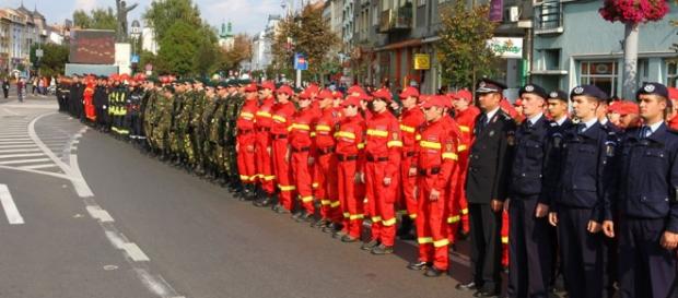 O mică parte din personalul mobilizat la paradă O mică parte din personalul mobilizat la paradă