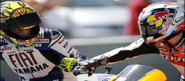 Rossi y Pedrosa se felicitan tras su duelo Rossi y Pedrosa se felicitan tras su duelo