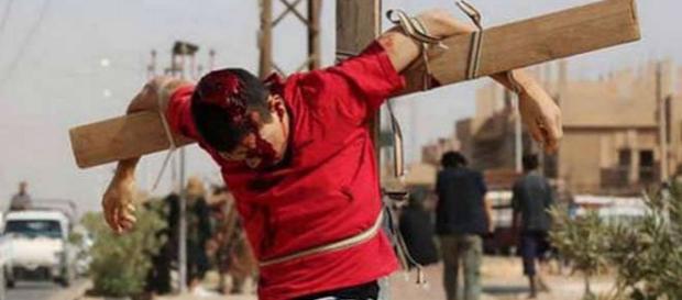 Creştin crucificat prezentat de propaganda ISIS Creştin crucificat prezentat de propaganda ISIS