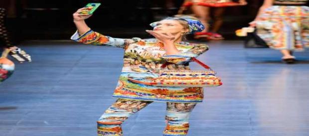 Dolce e Gabbana lancia il selfie dalla passerella. Dolce e Gabbana lancia il selfie dalla passerella.