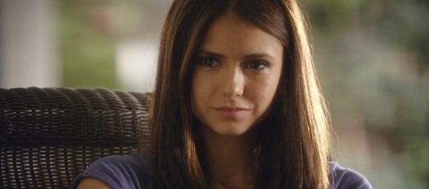 Nina Dobrev nei panni di Elena Gilbert. Nina Dobrev nei panni di Elena Gilbert.