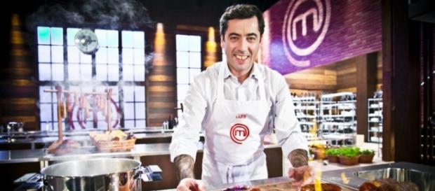 Participante do 'MasterChef' serve comida Participante do 'MasterChef' serve comida
