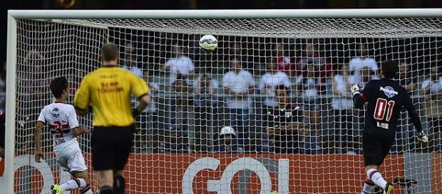 Rogério Ceni falha e "entrega" gol ao Palmeiras Rogério Ceni falha e "entrega" gol ao Palmeiras