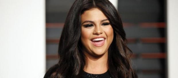 Selena Gomez está numa fase feliz. Selena Gomez está numa fase feliz.