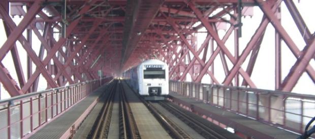 Comboio da Fertagus a passar a Ponte 25 de Abril Comboio da Fertagus a passar a Ponte 25 de Abril
