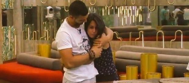 imagen de Suso y Raquel abrazados imagen de Suso y Raquel abrazados
