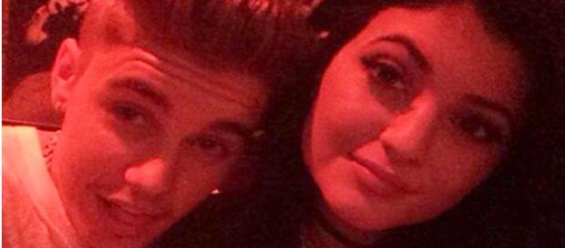 Justin Bieber e Kylie Jenner costumam sair juntos. Justin Bieber e Kylie Jenner costumam sair juntos.