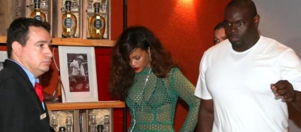 Seguranças de Rihanna agridem fotógrafos Seguranças de Rihanna agridem fotógrafos