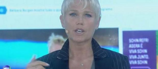 Xuxa imita, erra nome e reclama de comentário Xuxa imita, erra nome e reclama de comentário