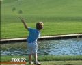 Video increíble: un niño juega al golf con un solo brazo