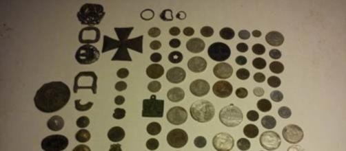 Monedas y medallas que habrían sido encontrardas