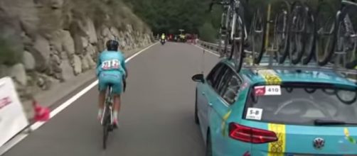 Mikel Landa avvicinato dall'ammiraglia Astana