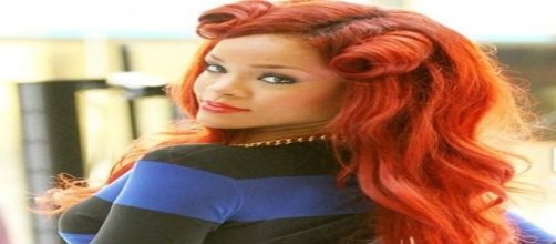 Rihanna sfoggia capelli rosso rame.