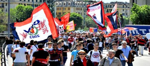 Tifosi del Genoa in marcia verso lo stadio