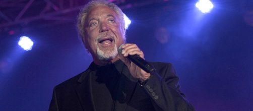 Tom Jones sul palco durante una trasmissione TV