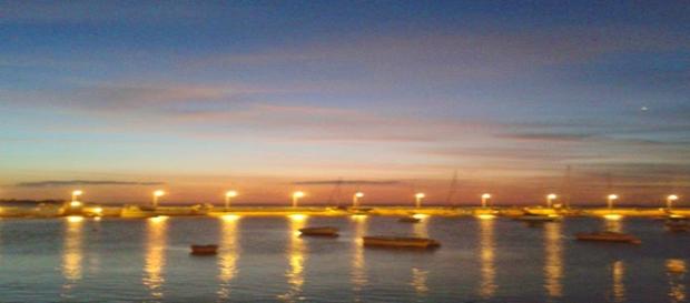 Atardecer visto desde el muelle Atardecer visto desde el muelle