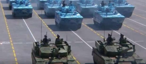 Defilarea tacurilor la grandioasa paradă militară Defilarea tacurilor la grandioasa paradă militară