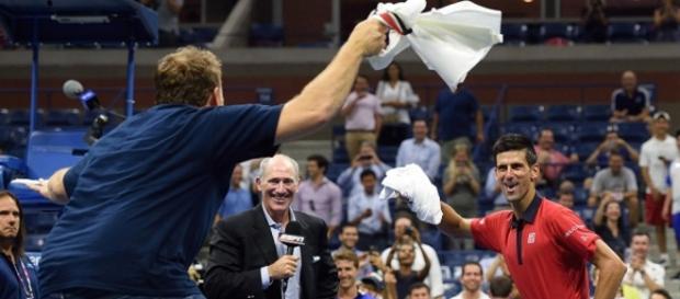 Djokovic brinca depois da vitória contra Maurer Djokovic brinca depois da vitória contra Maurer