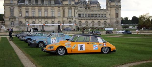DS à carrosseries spéciales devant le château DS à carrosseries spéciales devant le château