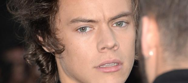 Harry Styles foi atingido por uma lata de bebida. Harry Styles foi atingido por uma lata de bebida.