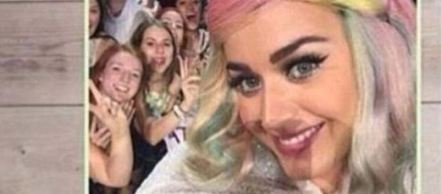 Katy Perry terá insultado uma fã. Katy Perry terá insultado uma fã.