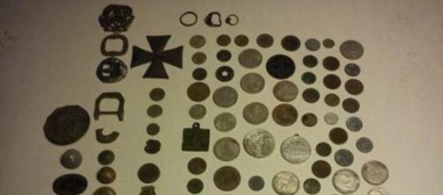 Monedas y medallas que habrían sido encontrardas Monedas y medallas que habrían sido encontrardas