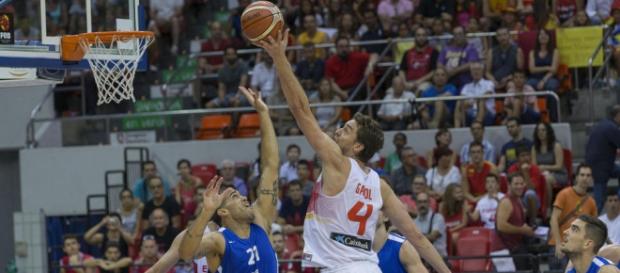 Pau Gasol consiguiendo una canasta en un amistoso. Pau Gasol consiguiendo una canasta en un amistoso.