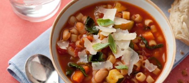 Un minestrone ricco di verdure Un minestrone ricco di verdure