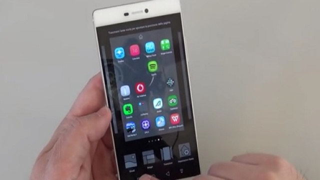 Il Huawei P8 durante la video-recensione di Hdblog