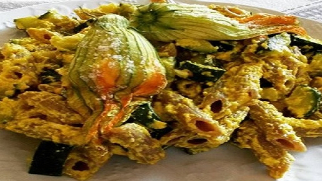 Penne con ricotta salata e zucchine.