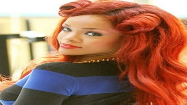 Rihanna sfoggia capelli rosso rame.