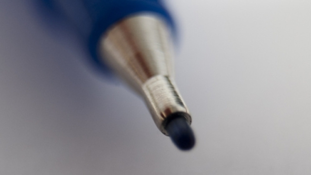 Un pennarello per 'marchiare' i migranti.