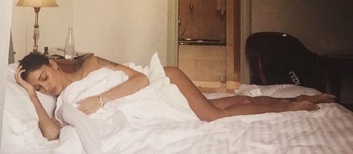 Belen Rodriguez a letto in una foto su Instagram
