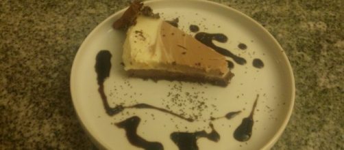 Cheesecake triple chocolate decorata