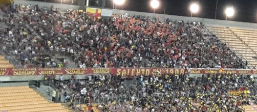 I tifosi del Lecce pronti a riempire lo stadio.