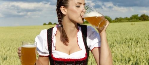 Una donna con due boccali di birra