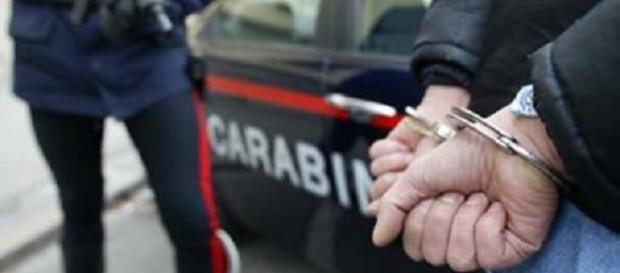 Calabria, donna acottella un uomo per dei rifiuti. Calabria, donna acottella un uomo per dei rifiuti.
