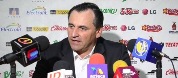 Carlos Bustos en conferencia de prensa Carlos Bustos en conferencia de prensa